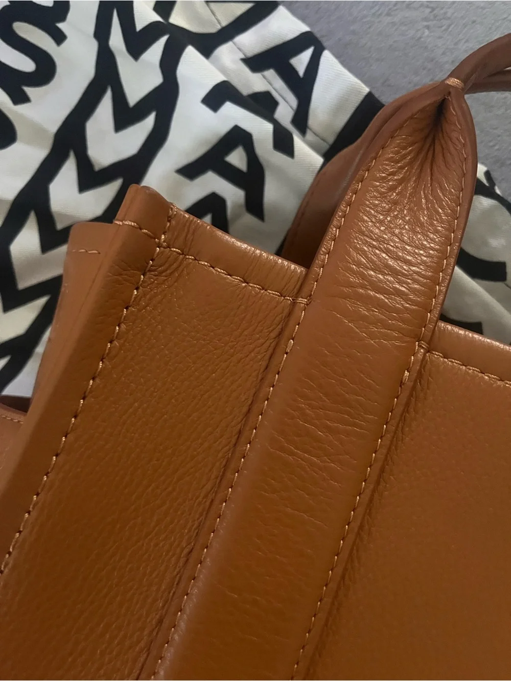 Marc Jacobs Leather The Tote SMALL size - Picture 11 of 15